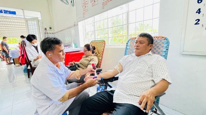 Người dân tham gia hiến máu tình nguyện