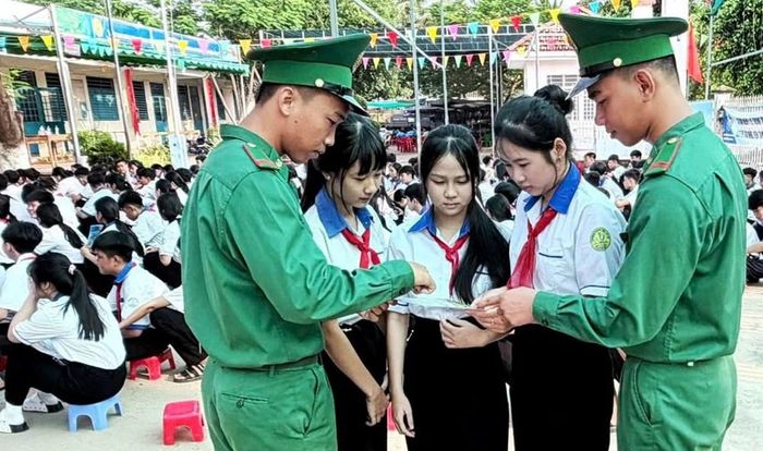 Cán bộ, chiến sĩ Đồn Biên phòng cửa khẩu Vĩnh Hội Đông phát tờ rơi, phổ biến nguy cơ tai nạn trong mùa nước nổi
