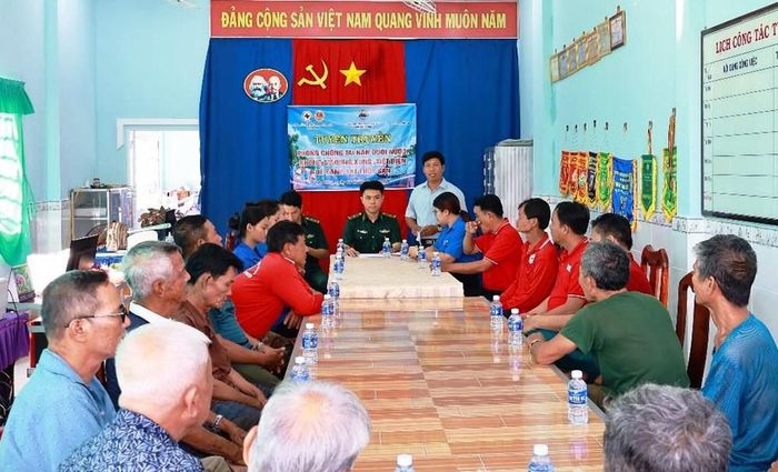 Lực lượng chức năng tuyên truyền, vận động người dân không sử dụng xung điện để đánh bắt thủy sản