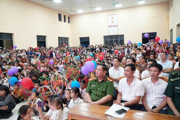 Đông đảo trẻ em và người dân xã Môn Sơn tham dự chương trình “Vầng trăng yêu thương”