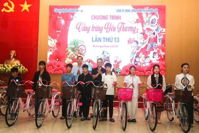 Những chiếc xe đạp mới tiếp sức học sinh vùng biên trên hành trình đến trường