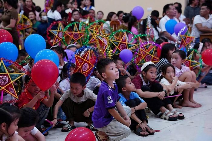 Các em nhỏ vùng biên hào hứng tham gia đêm hội Trung thu