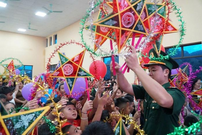 Các em nhỏ xã Môn Sơn hào hứng nhận quà Trung thu trong chương trình “Vầng trăng yêu thương”