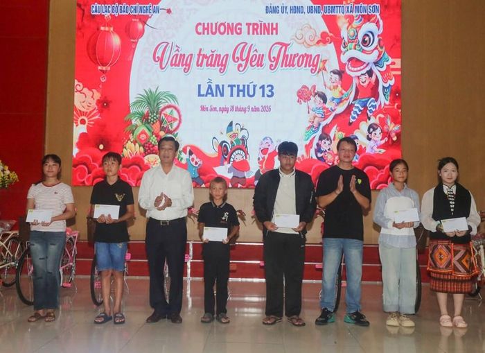 Ban tổ chức trao học bổng cho các em học sinh vùng biên giới