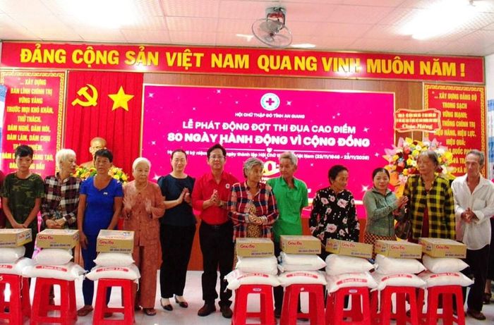 Trao quà hỗ trợ các hộ nghèo, hộ có hoàn cảnh khó khăn trên địa bàn phường Vĩnh Thông