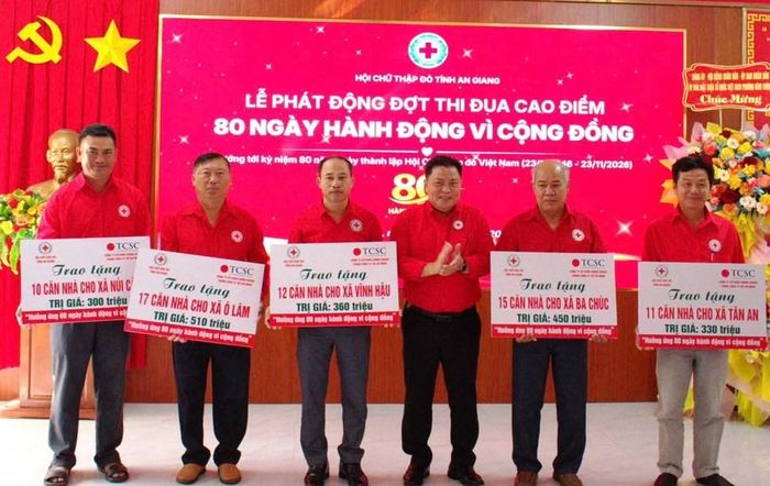 Trao kinh phí thực hiện các công trình, phần việc nhân đạo cho các địa phương