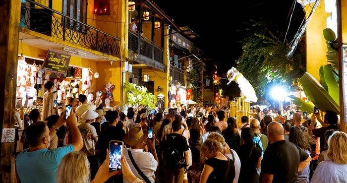 Du khách thích những khám phá văn hoá, trải nghiệm tại địa phương. Ảnh: VISIT HOIAN