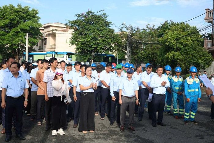 Hơn 100 cán bộ, đoàn viên, công nhân Công ty CP Môi trường Đô thị Quảng Ngãi ra quân vệ sinh tại Công viên An Dương Vương
