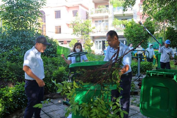 Chung tay làm sạch khu vực công cộng