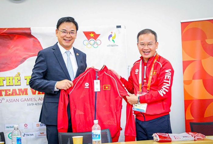 Trưởng đoàn Nguyễn Hồng Minh tặng áo đồng phục của Đoàn Thể thao Việt Nam cho Đại sứ Phạm Quang Hiệu