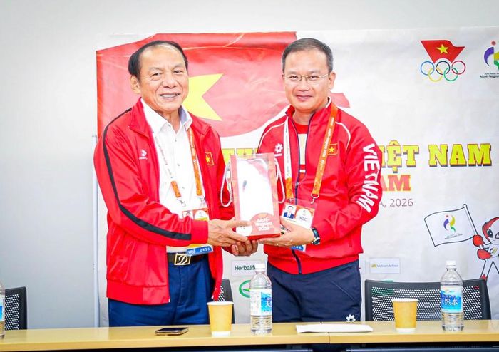 Trưởng đoàn Nguyễn Hồng Minh tặng quà lưu niệm cho Chủ tịch Uỷ ban Olympic Việt Nam Nguyễn Văn Hùng. Tại buổi gặp mặt, Chủ tịch Nguyễn Văn Hùng cũng trao tặng món quà là 100 triệu đồng của Uỷ ban Olympic Việt Nam tới Đoàn Thể thao Việt Nam