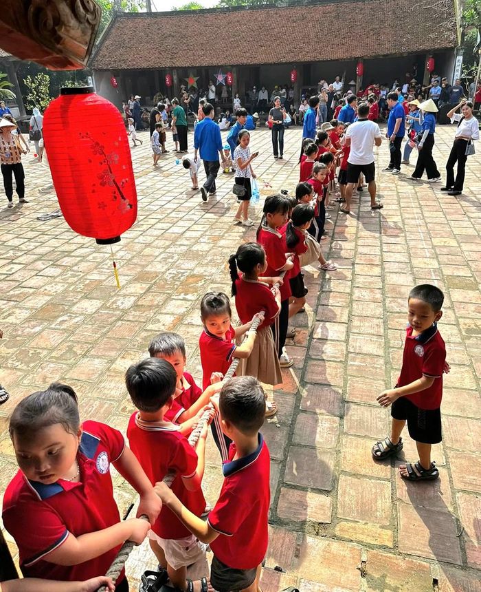 Trẻ em Đường Lâm trải nghiệm trò chơi dân gian