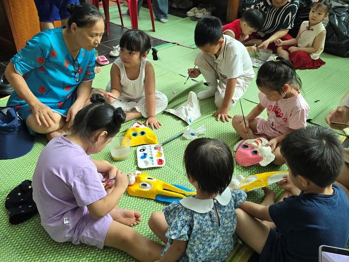 Trẻ em trải nghiệm làm đồ chơi tại Bảo tàng