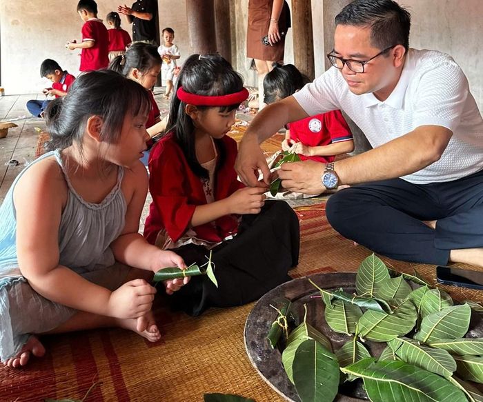 Các em được hướng dẫn làm đồ chơi từ nguyên vật liệu dân gian, truyền thống