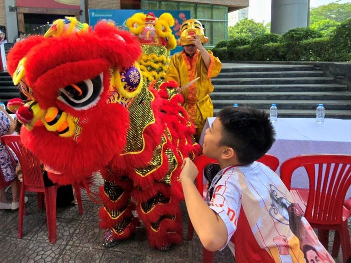 Trẻ em thích thú với màn múa Lân