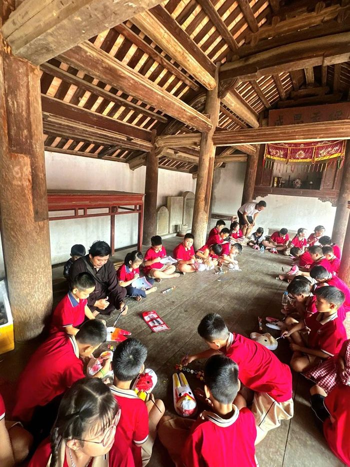 Trẻ em trải nghiệm làm đồ chơi, vẽ mặt nạ tại Làng cổ Đường Lâm