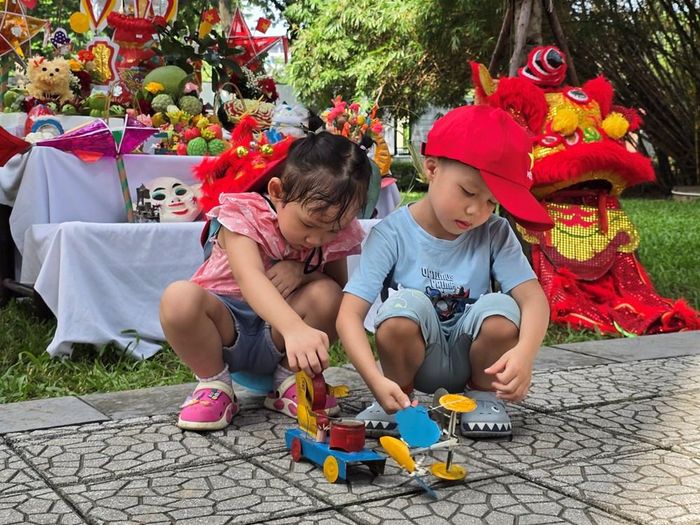 Trẻ em thích thú khám phá đồ chơi Trung thu truyền thống