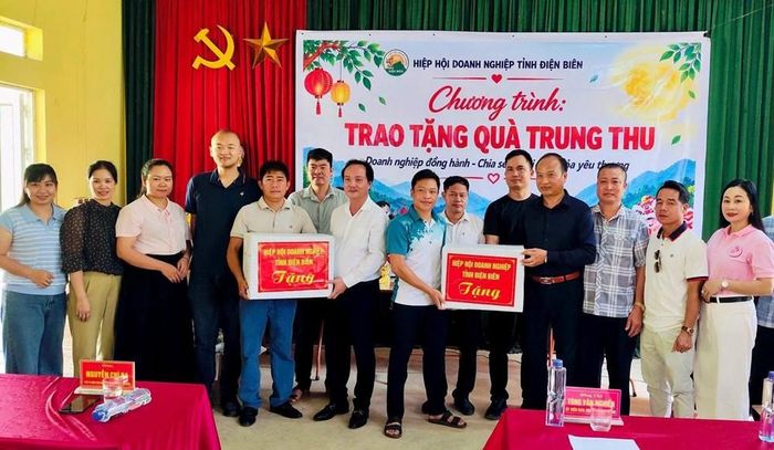 Những phần quà sẽ mang đến niềm vui, động viên các em chăm ngoan, học tốt và có thêm những kỷ niệm đẹp trong dịp Tết Trung thu