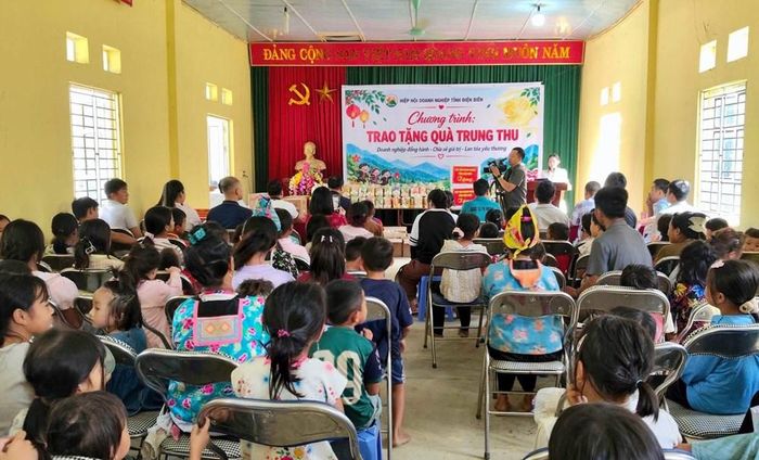 Những phần quà là sự động viên thiết thực dành cho trẻ em trên quê hương Anh hùng liệt sĩ Vừ A Dính
