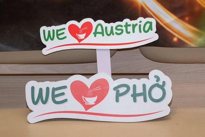 Lan tỏa tình yêu với phở đến bạn bè quốc tế. Ảnh: Diplomatic Society/Pobaschnig