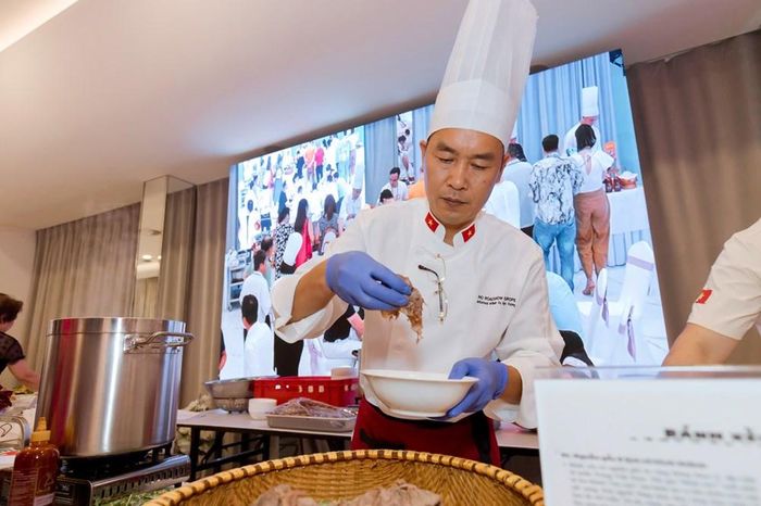 Người đầu bếp mở ra những câu chuyện xung quanh về phở. Ảnh: Diplomatic Society/Pobaschnig