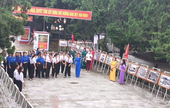 Đông đảo các tầng lớp nhân dân tham quan triển lãm ảnh “Chiến khu Ngọc Trạo - khúc tráng ca bất diệt”