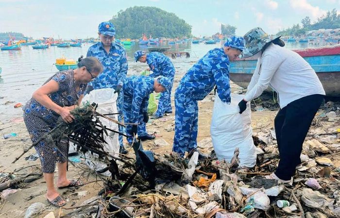 Hoạt động chung tay bảo vệ môi trường góp phần thắt chặt hơn nữa tình đoàn kết gắn bó giữa lực lượng vũ trang và nhân dân địa phương