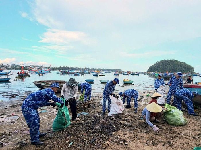 Hoạt động góp phần làm sạch môi trường biển