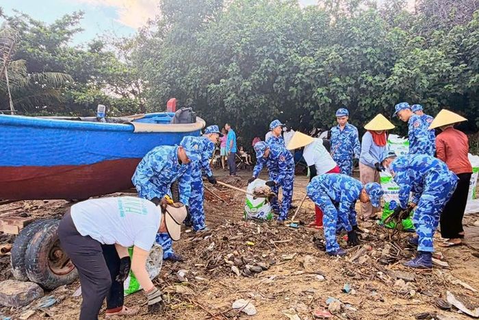 Không chỉ thu gom, lực lượng cảnh sát biển cùng nhân dân địa phương tiến hành phân loại rác thải