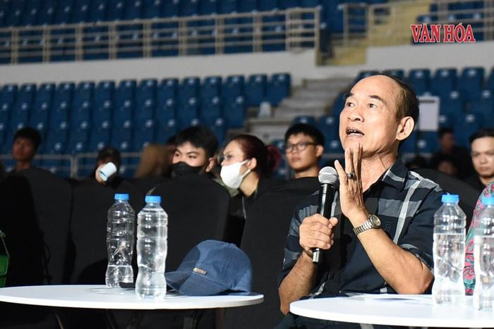 NSƯT Nguyễn Văn Trực góp ý về mặt âm thanh, hình ảnh tại sự kiện, đồng thời đánh giá cao ê-kip dàn dựng của chương trình