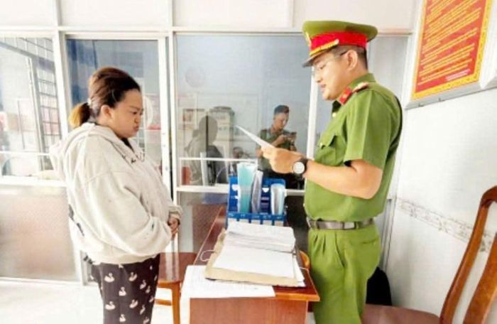 Cơ quan công an tống đạt các quyết định tố tụng đối với Lưu Thị Như Băng. Ảnh: Công an tỉnh Cà Mau