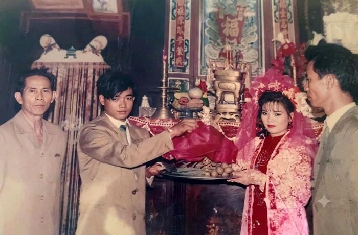 Lễ giở mâm trầu trong một đám cưới tại huyện Tân Hiệp, tỉnh Kiên Giang trước năm 1990. Đây là thời điểm thiêng liêng nhất trong lễ cưới hỏi xưa