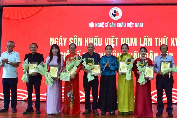 Ban Tổ chức tặng hoa và trao kỷ niệm chương Vì sự nghiệp sân khấu Việt Nam cho các nghệ sĩ thuộc chi hội Nghệ sĩ Sân khấu Việt Nam tỉnh Thái Nguyên