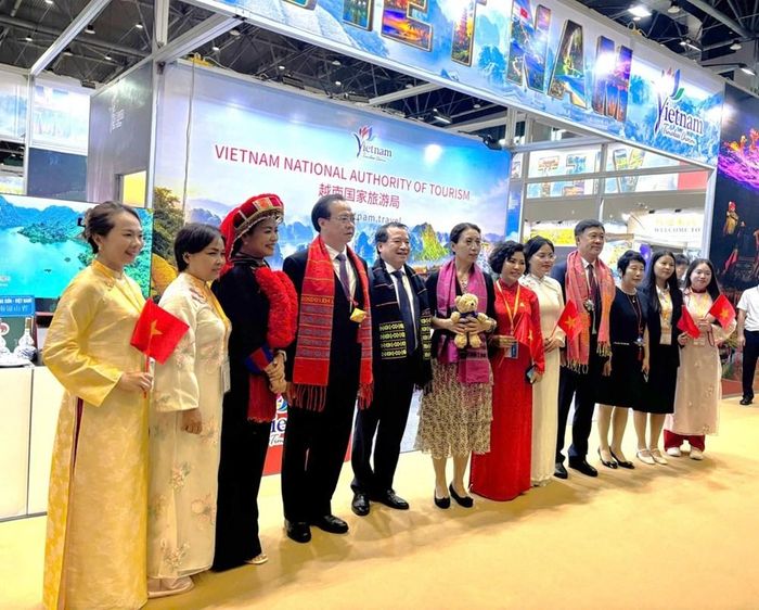 Phó Cục trưởng Cục Du lịch Quốc gia Việt Nam Hà Văn Siêu cùng các lãnh đạo, đại biểu tham quan gian hàng du lịch Việt Nam. Ảnh: Cục Du lịch Quốc gia Việt Nam