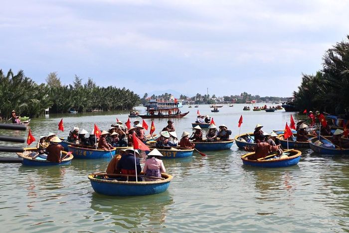 Du khách trải nghiệm khám phá Cẩm Thanh trên những chiếc thúng chai