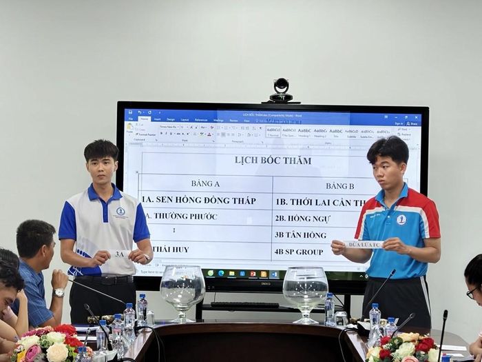 Các thành viên tham dự thực hiện bốc thăm chia bảng