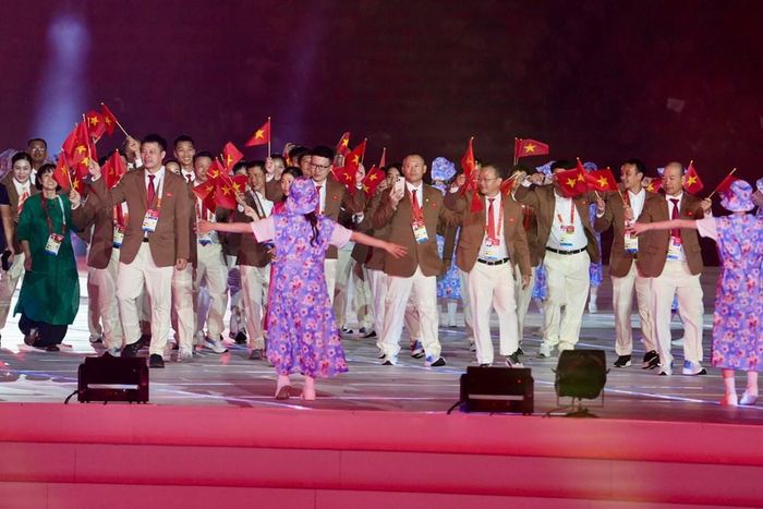 Trưởng đoàn Nguyễn Hồng Minh và các thành viên Đoàn Thể thao Việt Nam diễu hành tại Đại hội. Ảnh: Hiển Trần