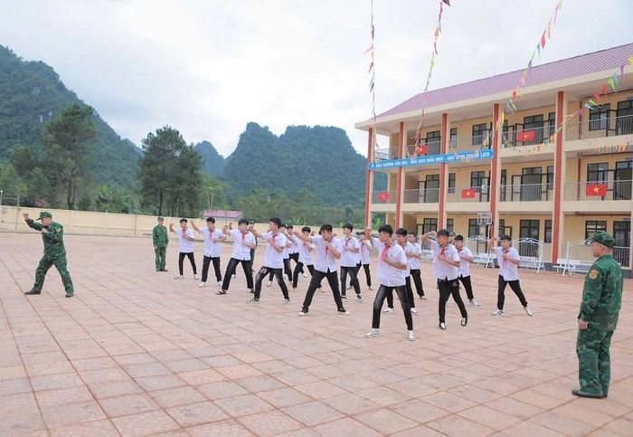 Lực lượng Đồn Biên phòng hướng dẫn học sinh luyện võ, rèn luyện sức khỏe, tính kỷ luật và kỹ năng tự bảo vệ