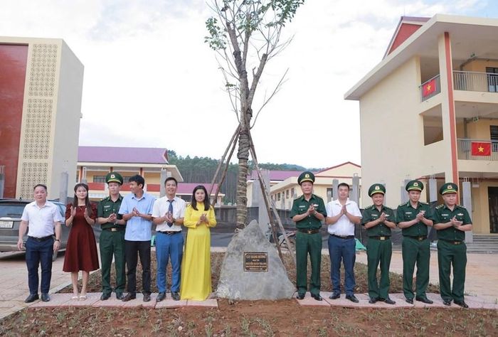 Các đại biểu bên cây lưu niệm được trồng trong khuôn viên nhà trường, thể hiện sự gắn kết giữa đơn vị Biên phòng và mái trường vùng biên. Ảnh: Bộ đội Biên phòng tỉnh Lạng Sơn