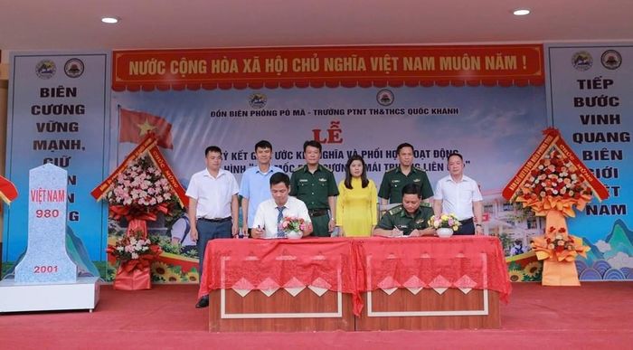 Đại diện Đồn Biên phòng Pò Mã và nhà trường ký kết phối hợp triển khai mô hình “Cột mốc biên cương - Mái trường liên cấp”. Ảnh: Bộ đội Biên phòng tỉnh Lạng Sơn
