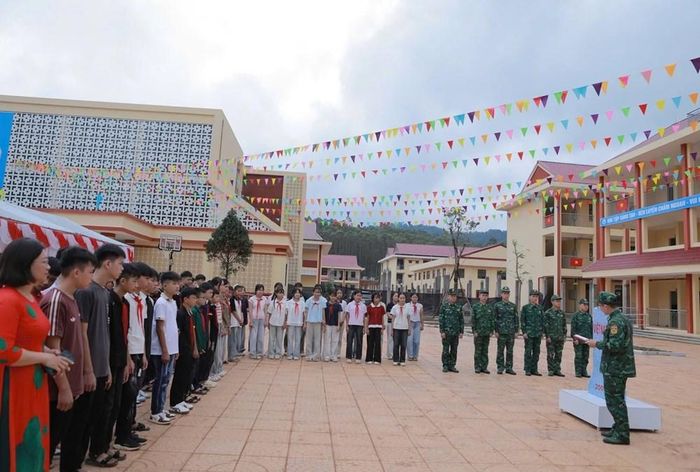 Bài học trực quan về đường biên, cột mốc giúp học sinh hiểu hơn về chủ quyền lãnh thổ và trách nhiệm bảo vệ biên giới quốc gia. Ảnh: Bộ đội Biên phòng tỉnh Lạng Sơn