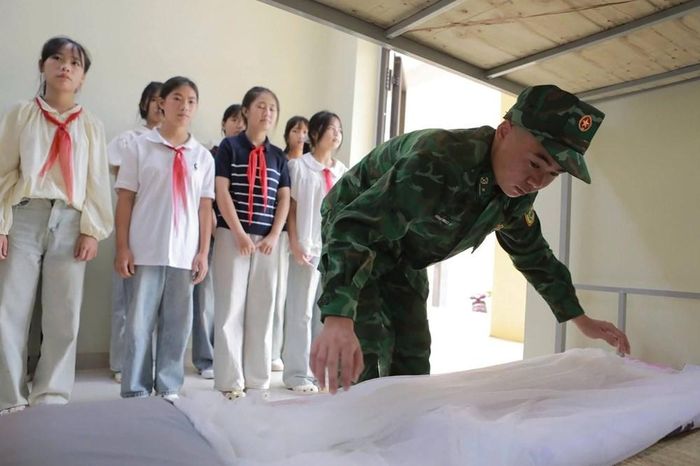 Các em học sinh được hướng dẫn kỹ năng, rèn luyện tính tự lập trong sinh hoạt. Ảnh: Bộ đội Biên phòng tỉnh Lạng Sơn