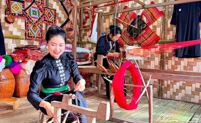 Nghề thủ công truyền thống các dân tộc vừa lưu giữ tri thức bản địa, vừa tạo sản phẩm văn hóa phục vụ du lịch và sinh kế cộng đồng