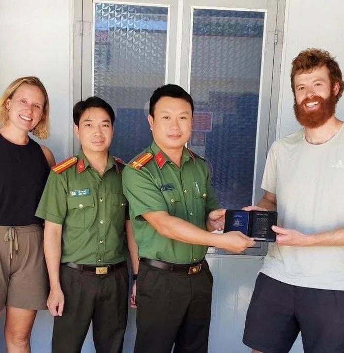Du khách nhận lại hộ chiếu từ Công an xã Mường Pồn, góp phần lan tỏa hình ảnh Điện Biên an toàn, thân thiện và mến khách