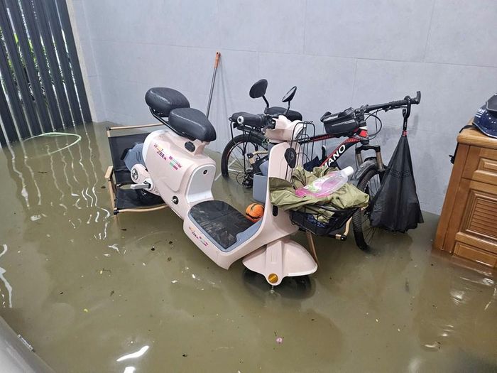 Mưa lớn kéo dài khiến nhiều tuyến đường ở khu vực trung tâm Vinh (cũ) ngập sâu