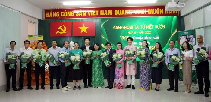 Ban tổ chức tặng hoa cám ơn Ban giám khảo và các đơn vị đồng hành cùng chương trình