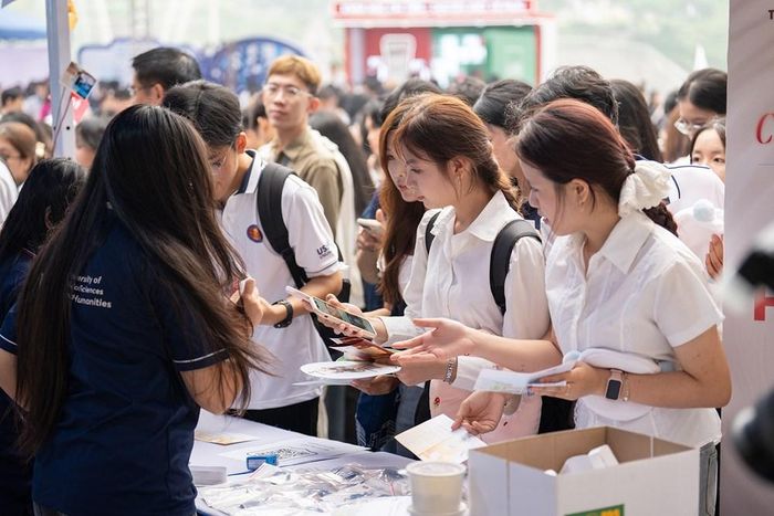 Chương trình Chào đón tân sinh viên khóa 2026 với quy tụ hàng ngàn tân sinh viên cùng các thế hệ người học