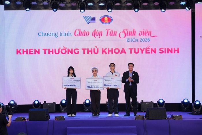 Nhà trường trao khen thưởng thủ khoa tuyển sinh 2026