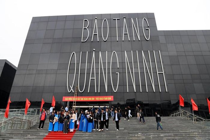 Du khách chụp ảnh lưu niệm tại Bảo tàng Quảng Ninh. Ảnh tư liệu: Đức Hiếu - TTXVN