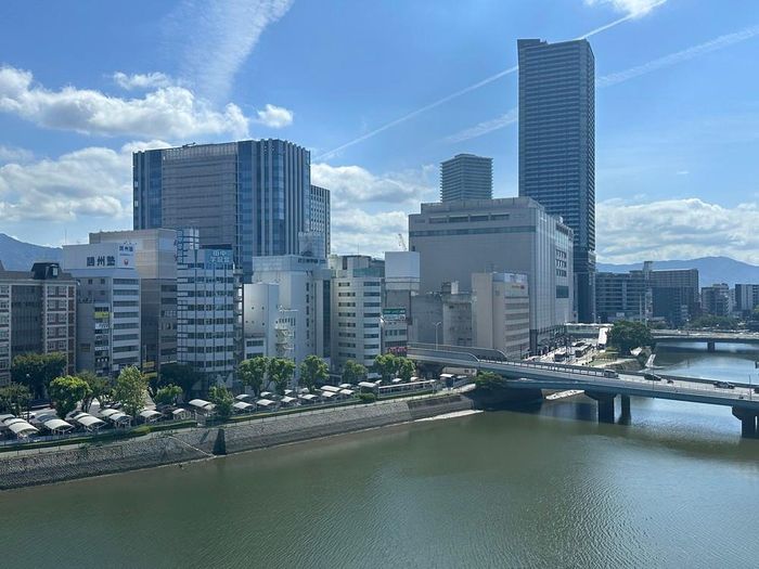 Hiroshima vừa mang nét dịu dàng của một đô thị ven sông, vừa có nhịp sống năng động của một trung tâm lớn ở miền Tây Nhật Bản